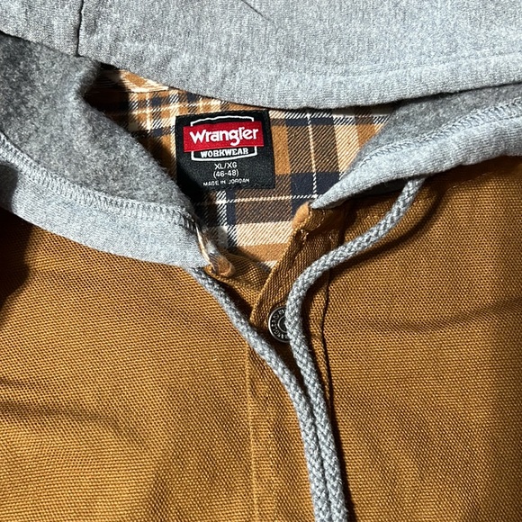 Men’s Wrangler Workwear over shirt with hood - Picture 2 of 3